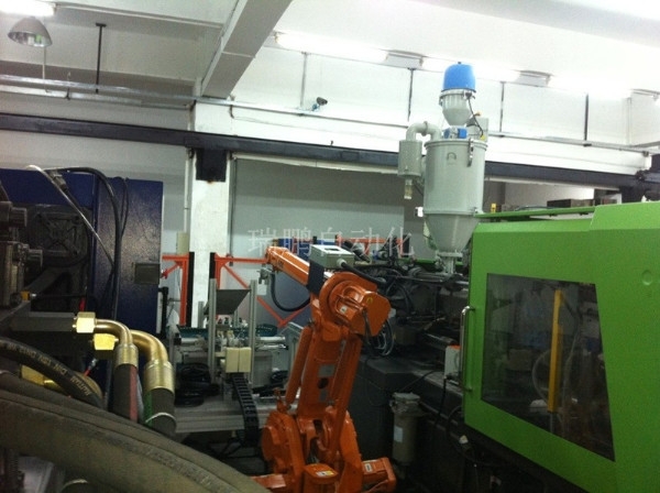 工業(yè)機器人“鑲件、二次注塑”